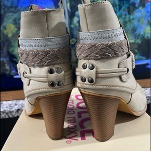 Womens Dolce by Mojo Moxy Brigade Multi Strap Ankle Booties - Cream size 9